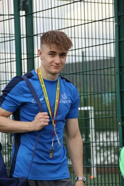 A young uSports coach arriving at a session